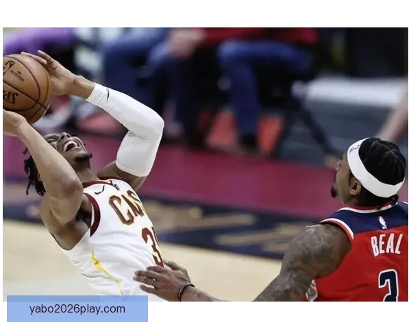巴雷特在抢篮板时被锡安撞伤肩膀 已返回更衣室接受治疗